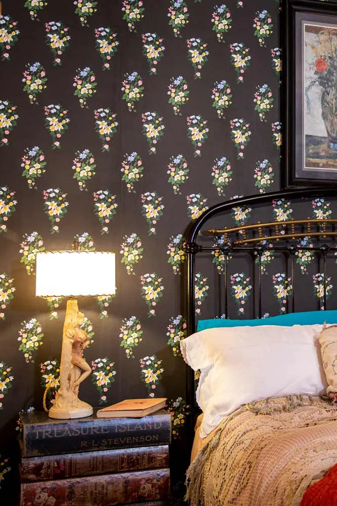 JoJo & Trixie Floral New York Black Wallpaper